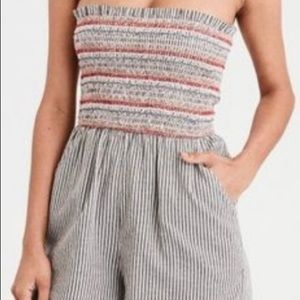 Adorable American Eagle strapless romper with pockets!!